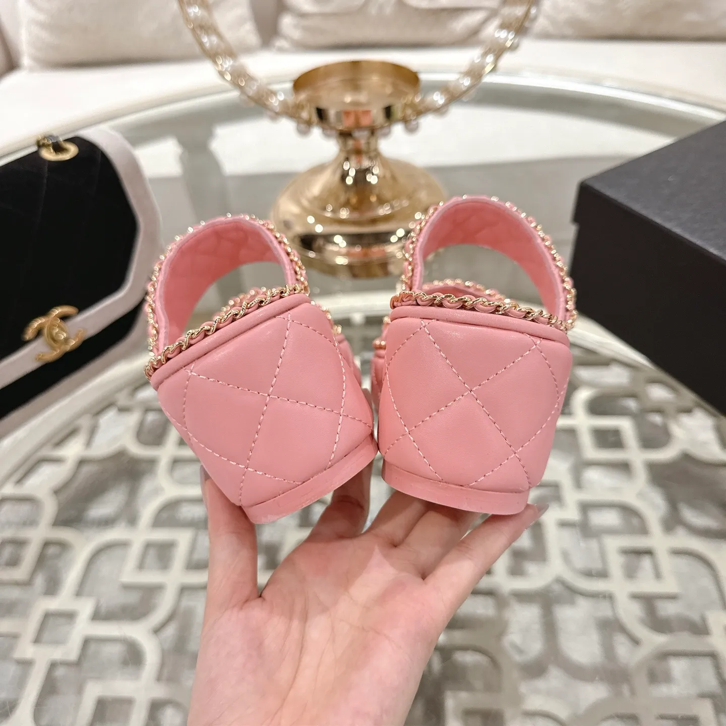 💕💕Factory direct selling price p600💕💕 𝐂𝐇𝐀𝐍𝐄𝐋 | Xiaoxiang 25𝐬𝐬 🦋2025 Spring and Summer New Products Counter Classic Xiaoxiang Double C Diamond Chain Slippers Series New〰 🍬 A must-have in the BS fashion circle The matching will interpret the meticulous, minimalist and classic elements that will never fade away. 💋 Showing a unique dressing style that is too beautiful to say. A must-have for summer... Upper: original high-customized lambskin. Lining: imported mixed sheepskin lining. Outsole: original molded non-slip outsole. Shoe size: 35-39 (34.40.41.42 customization is not returnable).